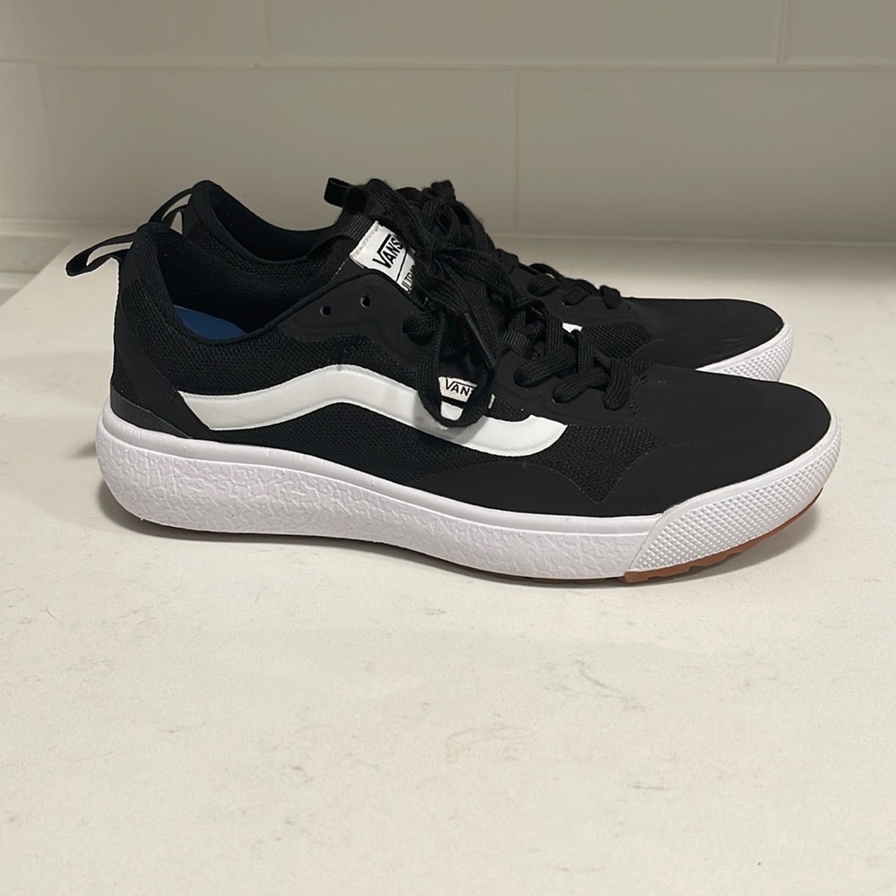 Vans Ultrarange EXO women’s size 9. Black and white. Worn twice.
